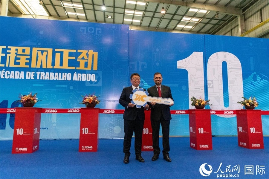 儀式上，徐工巴西制造總經(jīng)理李寒光將第23456臺產(chǎn)品鑰匙交付給客戶巴西Simak公司首席執(zhí)行官安德森·阿布魯手中。 人民日報社拉美中心分社 威廉·科埃略·維亞納攝