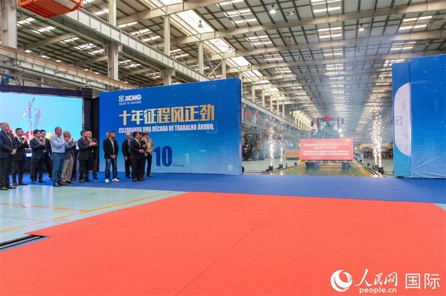 儀式上，米納斯吉拉斯州、波蘇阿雷格里市政府官員，徐工巴西制造的供應(yīng)商、經(jīng)銷商、客戶伙伴、員工代表和在巴中資機(jī)構(gòu)代表等，一起祝賀徐工巴西制造第23456臺產(chǎn)品下線并交付客戶。 人民日報社拉美中心分社 威廉·科埃略·維亞納攝