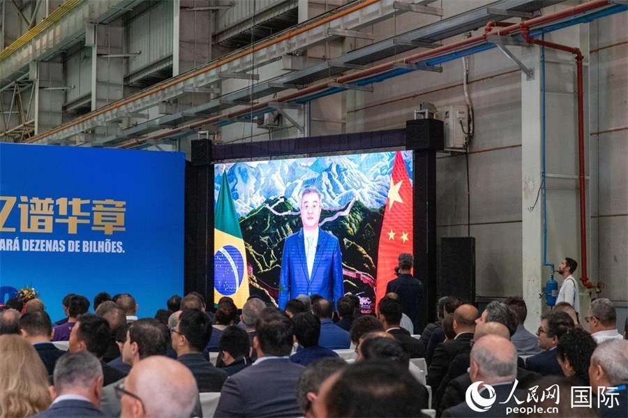 中國駐巴西大使祝青橋在視頻致辭中表示，徐工在巴西的發(fā)展，是眾多中國企業(yè)在習(xí)近平主席提出的共建“一帶一路”倡議推動下，將中國的技術(shù)和產(chǎn)業(yè)發(fā)展成果帶往世界，促進(jìn)各國發(fā)展的縮影。 人民日報社拉美中心分社 威廉·科埃略·維亞納攝