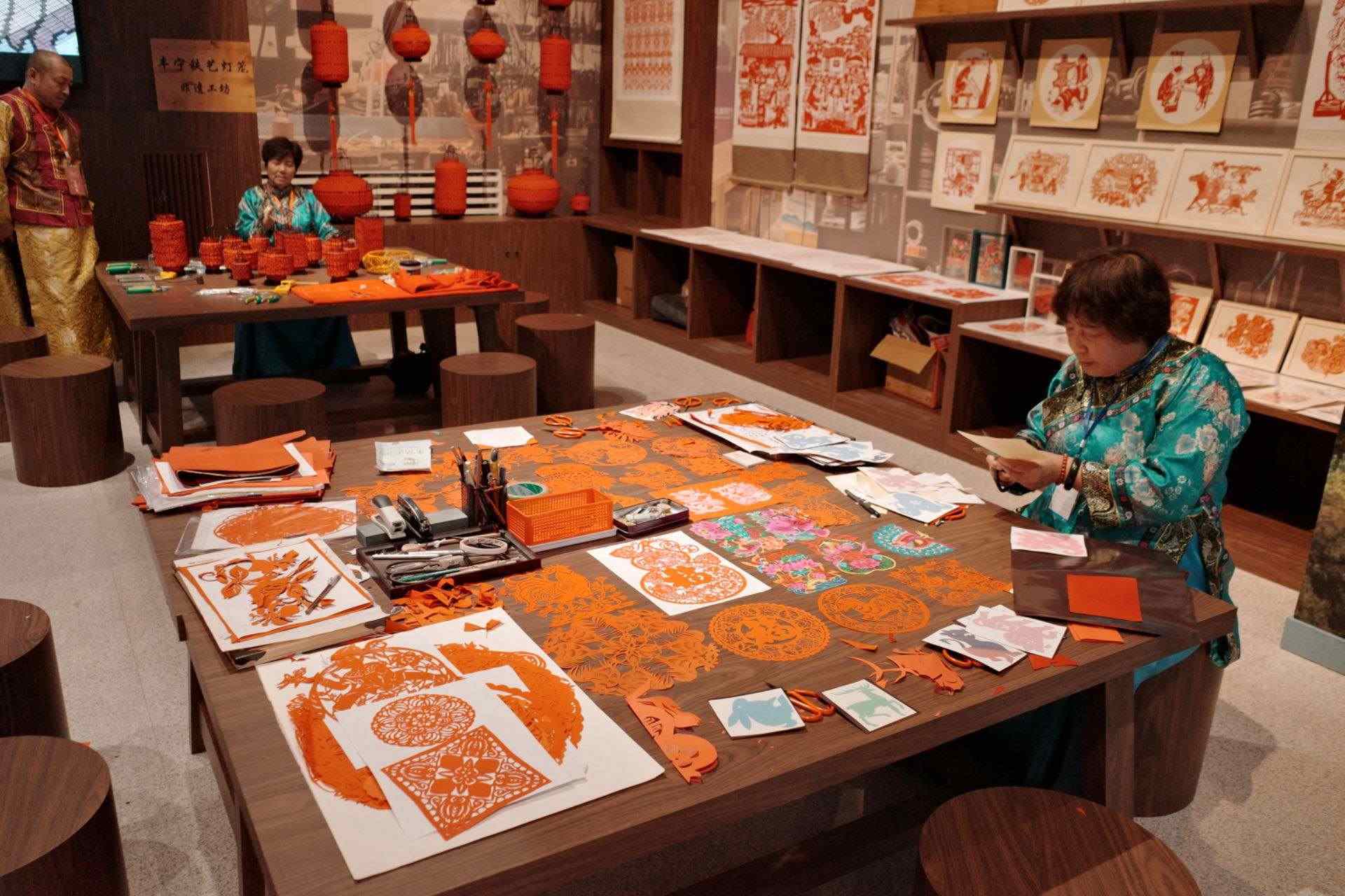 “氣象萬(wàn)千——中國(guó)非遺保護(hù)實(shí)踐主題展”上，非遺傳承人現(xiàn)場(chǎng)展示。人民網(wǎng)記者 劉微攝