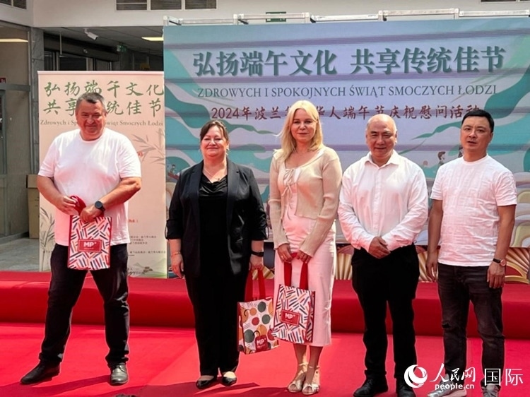 向波蘭友人發(fā)放端午節(jié)慰問品。人民網記者 李增偉攝