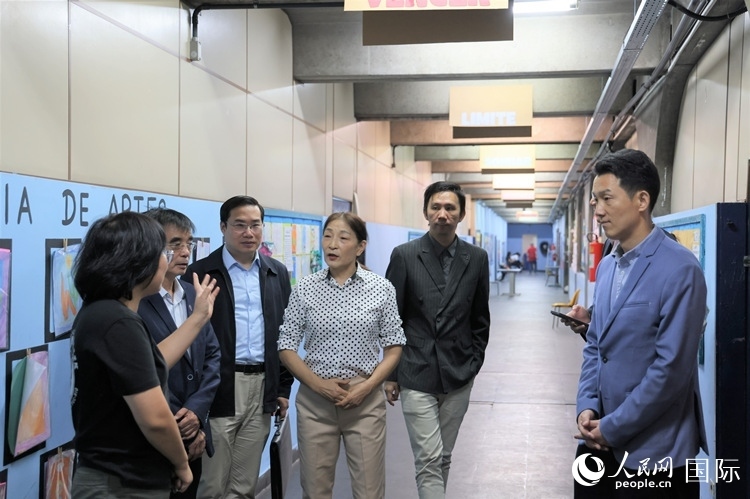 中國駐里約總領(lǐng)館商務(wù)參贊敬艷輝（右一）等嘉賓在里約孔院中方院長孫艷萍（左一）帶領(lǐng)下，參觀薩繆爾·韋納公立學(xué)校的中文教室，了解該校中文教學(xué)軟硬件設(shè)施。人民網(wǎng)記者 時元皓攝