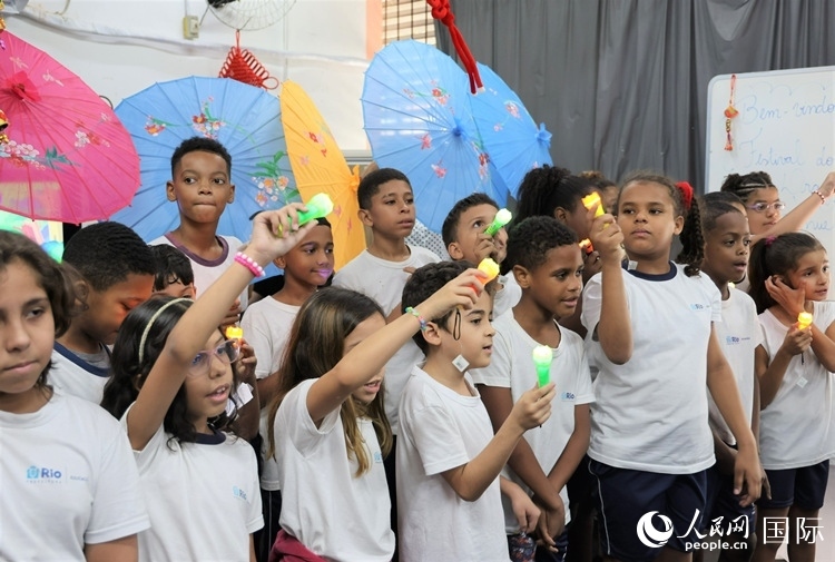 端午節(jié)活動在里約薩繆爾·韋納公立學(xué)校舉辦，該校師生合唱中文歌曲。 人民網(wǎng)記者 時元皓攝