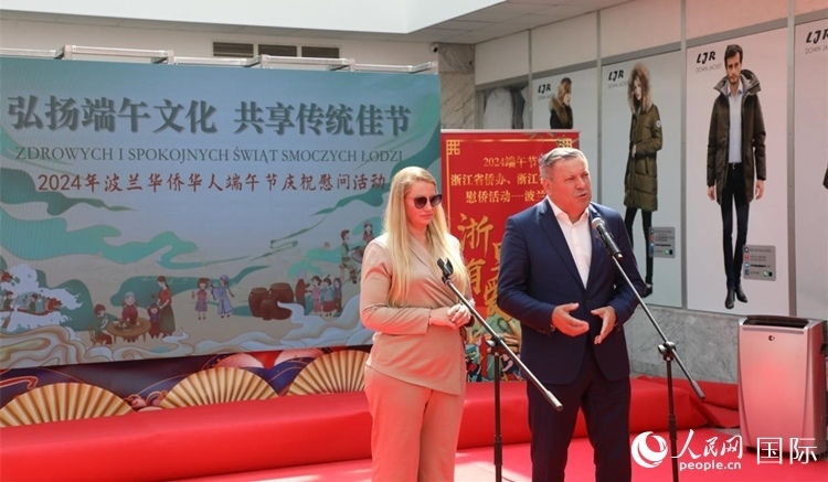 皮耶霍欽斯基（右）在活動上致辭。人民網(wǎng)記者 李增偉攝