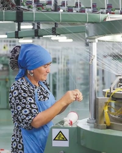 在針織毛坯車間，當(dāng)?shù)毓と苏诮泳€。胡澤曦攝