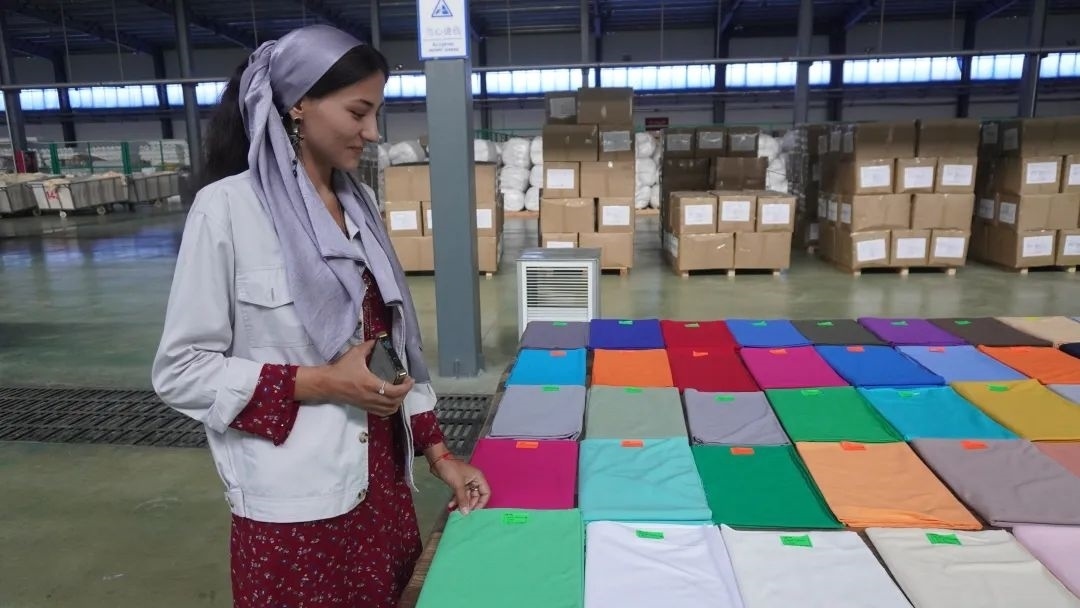 當(dāng)?shù)毓と苏跈z驗成品。曲頌攝