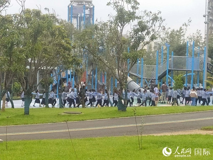 當?shù)貎和诠珗@做游戲。人民網(wǎng)記者 黃培昭攝