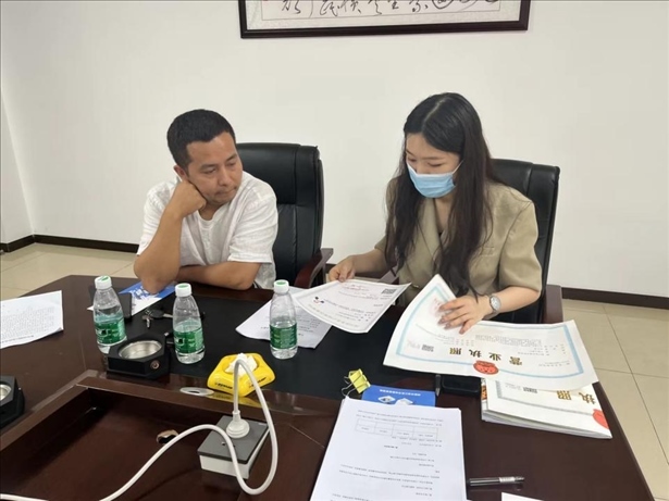 成都市溫江區(qū)市場監(jiān)管局在區(qū)農(nóng)副產(chǎn)品流通交易中心為商戶上門辦理“個轉(zhuǎn)企”登記。成都市市場監(jiān)管局供圖