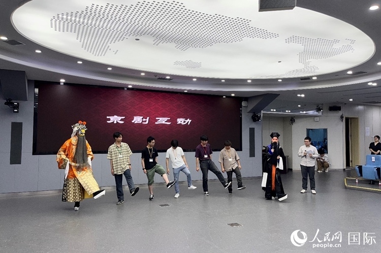 日本大學(xué)生代表團(tuán)學(xué)習(xí)京劇臺(tái)步。人民網(wǎng)記者 陳思攝