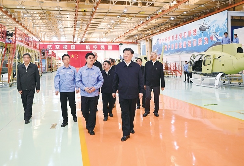 2023年10月10日至13日，中共中央總書(shū)記、國(guó)家主席、中央軍委主席習(xí)近平在江西考察。這是11日上午，習(xí)近平在景德鎮(zhèn)市昌河飛機(jī)工業(yè)（集團(tuán)）有限公司考察。 新華社記者 燕雁/攝