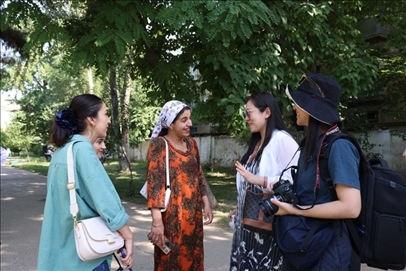 人民日報記者和塔方記者在進行交流。顏歡攝