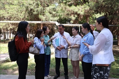 聯(lián)合采訪團隊在采訪塔吉克斯坦中央眼科醫(yī)院副院長馬爾索羅夫·薩爾杜洛。胡澤曦攝