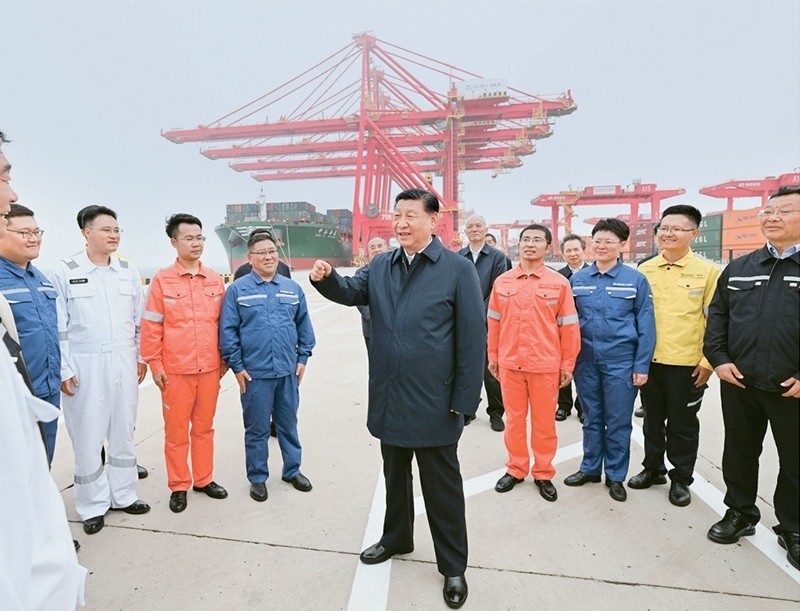 2024年5月22日至24日，中共中央總書(shū)記、國(guó)家主席、中央軍委主席習(xí)近平在山東考察。這是22日下午，習(xí)近平在日照港親切慰問(wèn)港口科技工作者、運(yùn)營(yíng)人員、航運(yùn)人員。 新華社記者 謝環(huán)馳/攝