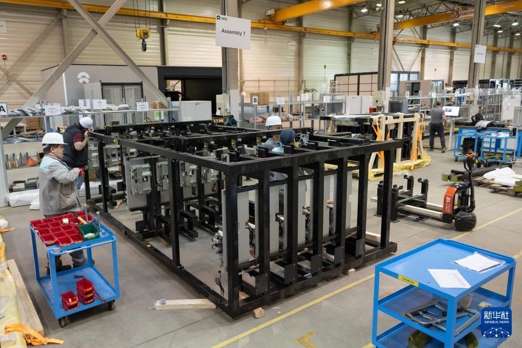 2024年1月26日，在匈牙利比奧托爾巴吉，員工在蔚來能源歐洲工廠工作。新華社發(fā)（弗爾季·奧蒂洛 攝）