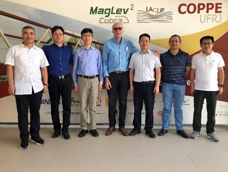 實(shí)驗(yàn)室建設(shè)團(tuán)隊(duì)主要負(fù)責(zé)人與巴西里約熱內(nèi)盧聯(lián)邦大學(xué)交流。西南交通大學(xué)供圖