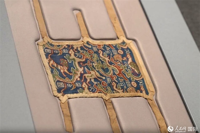 “五星出東方利中國”織錦護(hù)臂。人民網(wǎng)記者 張麗婭攝