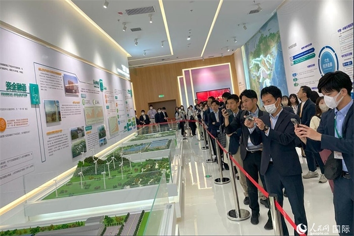 日本創(chuàng)價(jià)學(xué)會青年代表團(tuán)在烏魯木齊市文化中心規(guī)劃館參觀。人民網(wǎng)記者 張麗婭攝