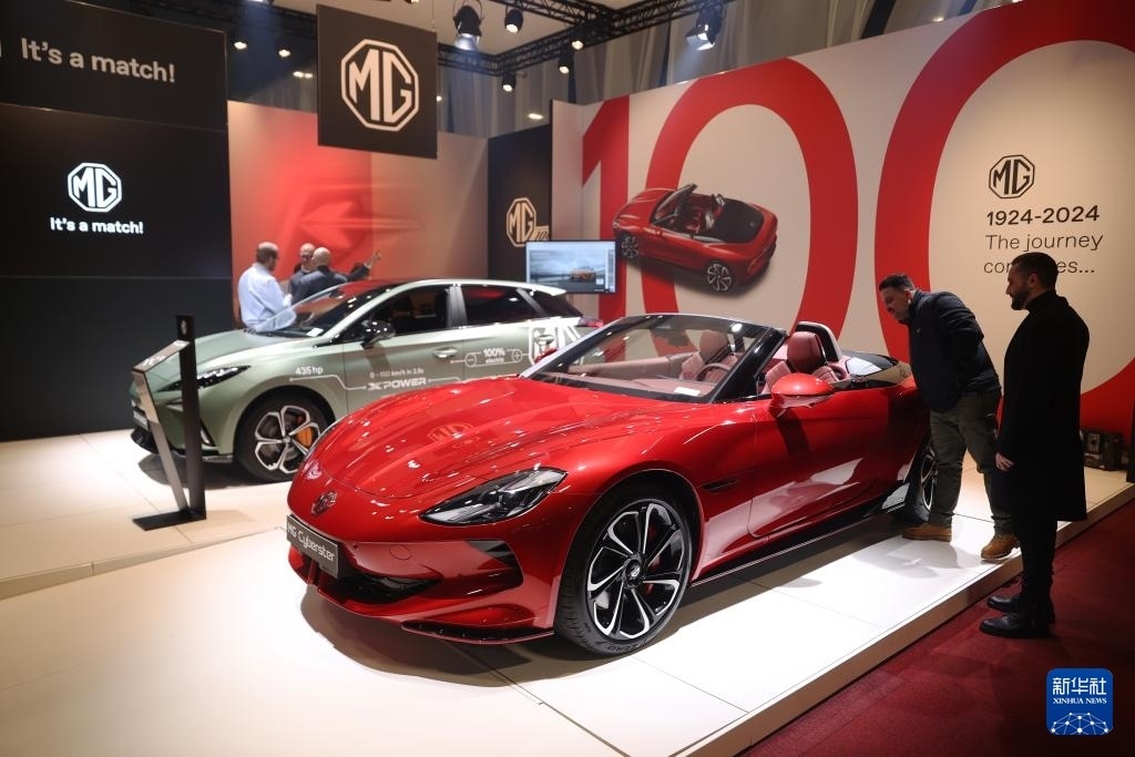 2024年1月17日，人們在比利時布魯塞爾舉辦的2024布魯塞爾汽車展上參觀上汽名爵電動汽車。新華社記者 趙丁喆 攝