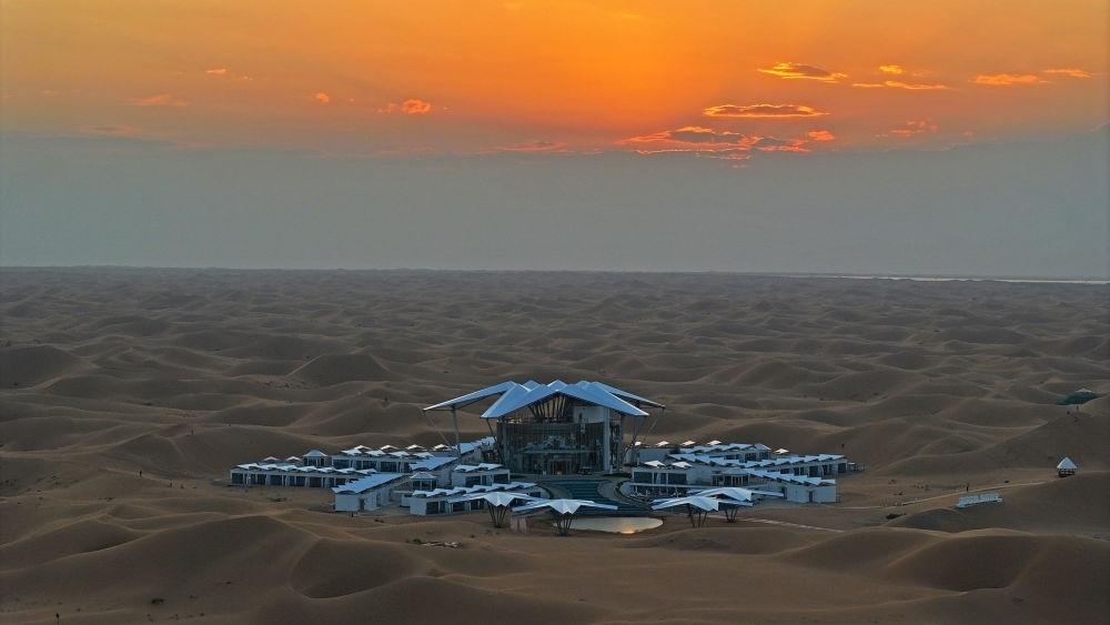 這是位于寧夏中衛(wèi)市沙坡頭景區(qū)的星星酒店（2023年9月6日攝，無人機照片）。新華社記者 王鵬 攝