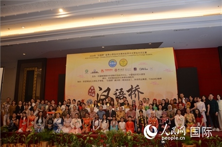 出席閉幕典禮的嘉賓、學(xué)校師生及獲獎(jiǎng)選手等合影留念。人民網(wǎng)記者李培松攝