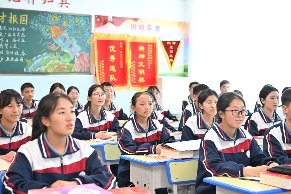 2024年6月18日，果洛西寧民族中學(xué)學(xué)生在上課。