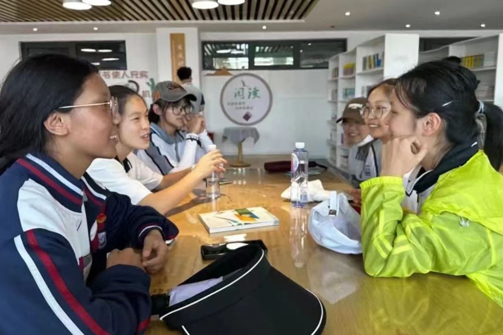2023年7月10日，在果洛西寧民族中學(xué)，上海市大同中學(xué)學(xué)生（右）與果洛西寧民族中學(xué)學(xué)生交流。新華社發(fā)（果洛州教育局供圖）