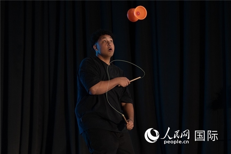 參賽選手表演的抖空竹如行云流水。人民日?qǐng)?bào)非洲中心分社 希拉茲·莫林?jǐn)z