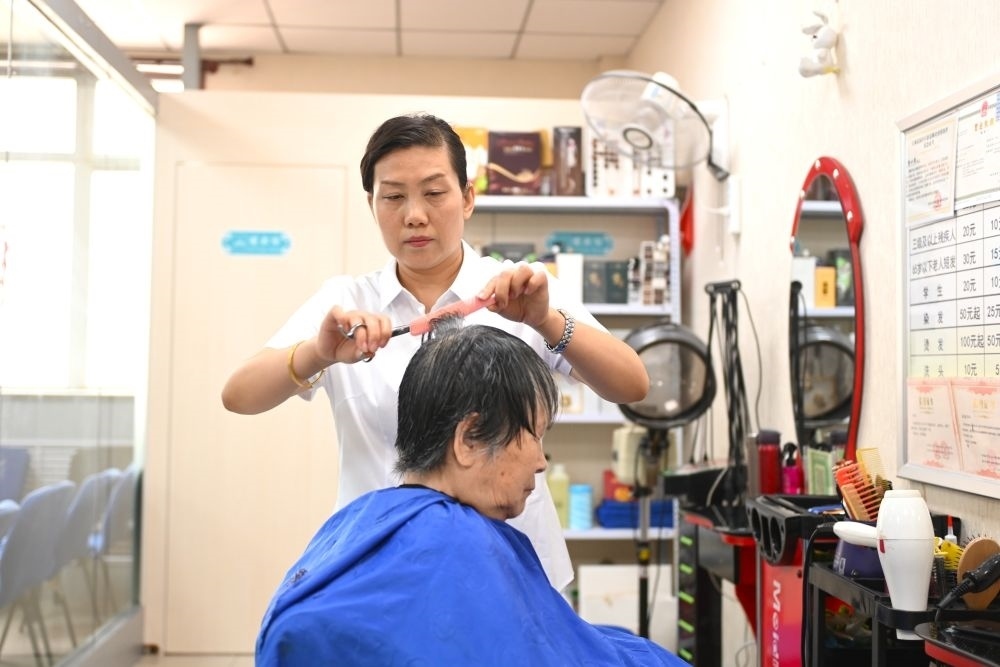6月20日，長(zhǎng)城花園社區(qū)的志愿者為居民理發(fā)。