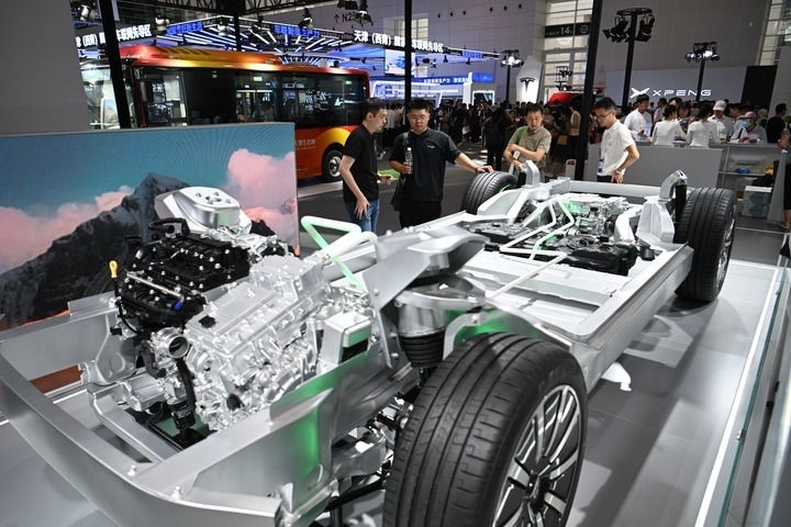 這是在博覽會現(xiàn)場拍攝的一款智能網(wǎng)聯(lián)汽車平臺架構(gòu)（6月20日攝）。新華社記者 孫凡越 攝