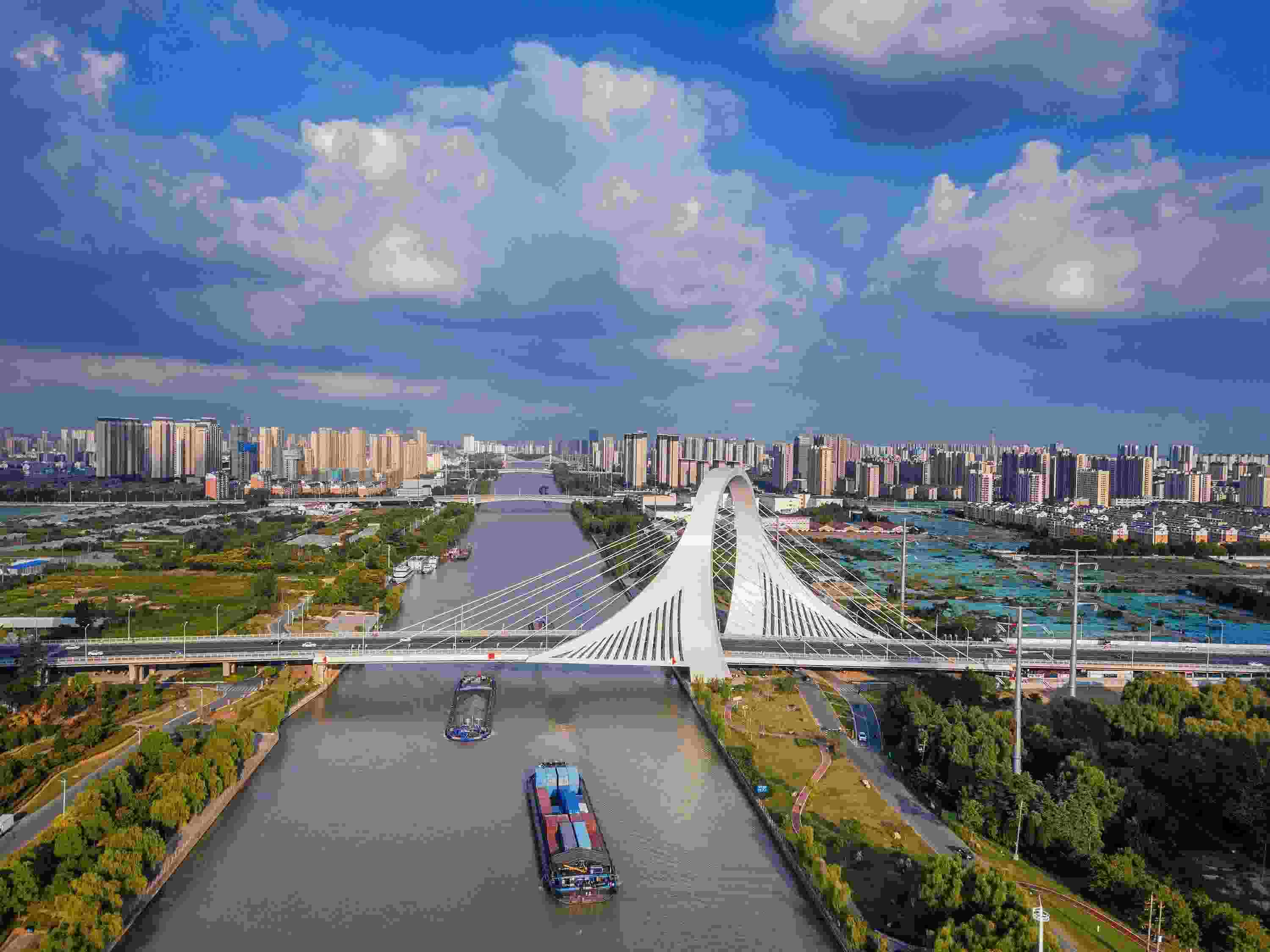 2022年9月12日，幾艘船舶行駛在江蘇淮安運(yùn)河大橋附近。