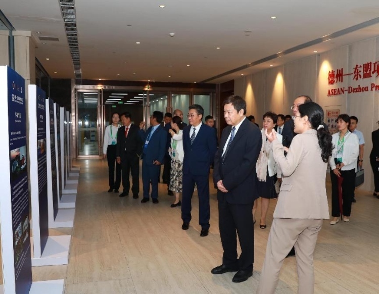 與會(huì)嘉賓參觀圖片展。中國(guó)外文局供圖