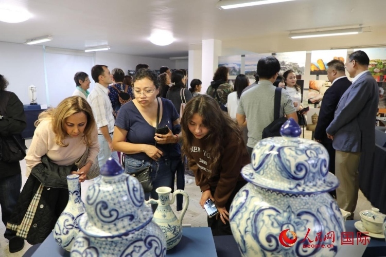 在展覽現(xiàn)場(chǎng)，觀眾們駐足欣賞德化瓷和墨西哥彩瓷。人民網(wǎng) 埃內(nèi)斯托·多明戈斯攝
