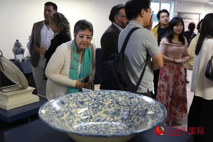 在展覽現(xiàn)場(chǎng)，觀眾們駐足欣賞德化白瓷和墨西哥彩瓷。人民網(wǎng) 埃內(nèi)斯托·多明戈斯攝