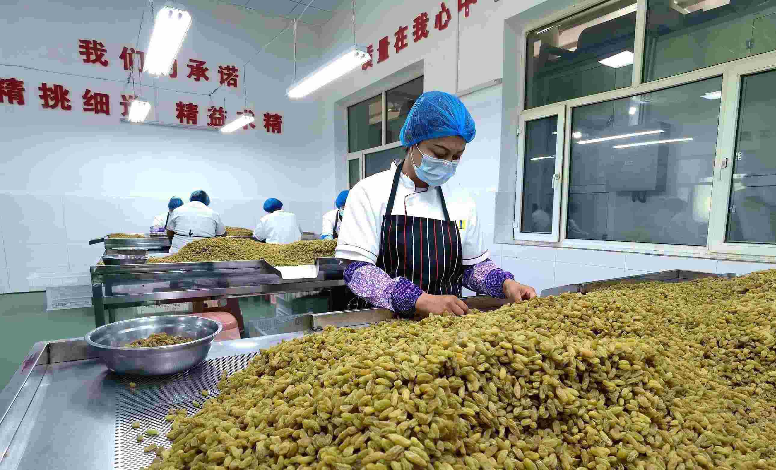 新疆吐魯番市高昌區(qū)亞爾鎮(zhèn)新城西門村，村民們?cè)诜謷咸迅伞? width=