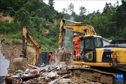 6月23日，救援人員在魚市鎮(zhèn)斗溪村龍?zhí)两M山體滑坡現(xiàn)場開展救援工作。新華社記者 陳振海 攝