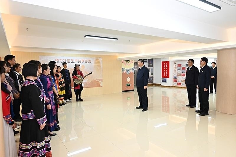 2023年12月14日，習(xí)近平總書記在廣西南寧市良慶區(qū)蟠龍社區(qū)黨群服務(wù)中心文體活動(dòng)室同社區(qū)居民親切交流。