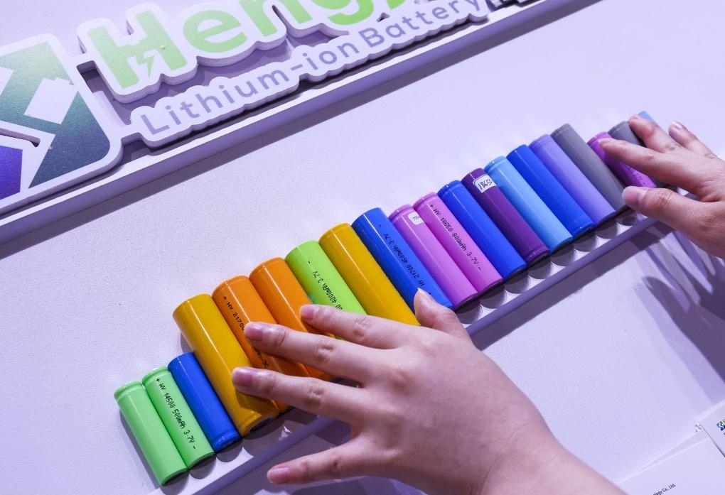 參展商在第135屆廣交會新能源展區(qū)布置鋰電池展品（2024年4月15日攝）。新華社記者 劉大偉 攝