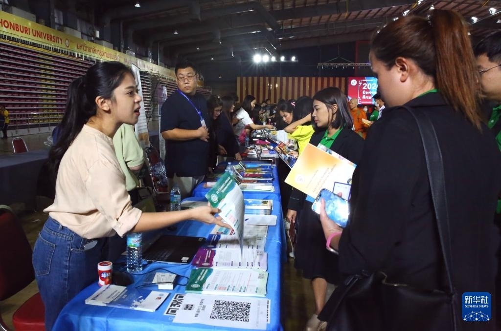 6月22日，在泰國(guó)曼谷吞武里大學(xué)舉辦的中國(guó)高等教育展上，學(xué)生在中國(guó)高校展臺(tái)前了解信息。新華社記者 孫瑋彤 攝