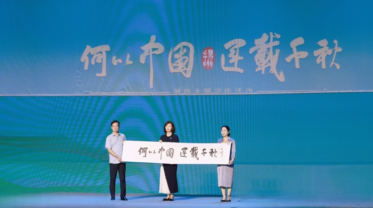 隋唐大運河文化博物館館長曹岳森（左）、揚州中國大運河博物館館長鄭晶（中）、浙東運河博物館負責人張慧（右）共同展卷。