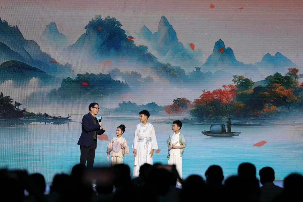 南京師范大學教授酈波（左一）與2024中國詩詞大會選手張可兒（左二）、姜敬曦（右二），揚州市邗江區(qū)實驗學校蔣王小學學生陸俊屹（右一）趣談大運河詩詞文化。