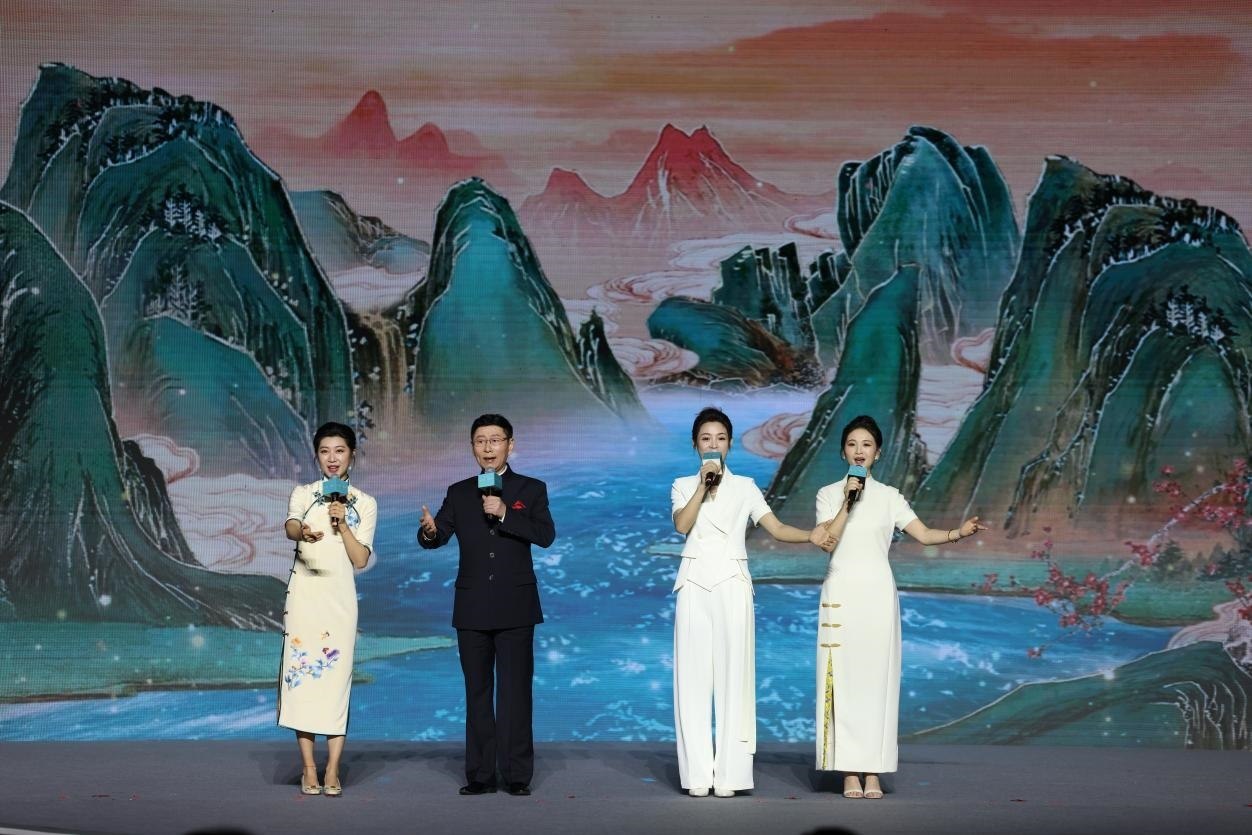 國家一級演員、京劇表演藝術(shù)家王平（左二），國家一級演員、南京藝術(shù)學院教授單雯（左一），浙江小百花越劇團青年演員陳麗君（右二）、何青青（右一）同臺唱響千年運河情。