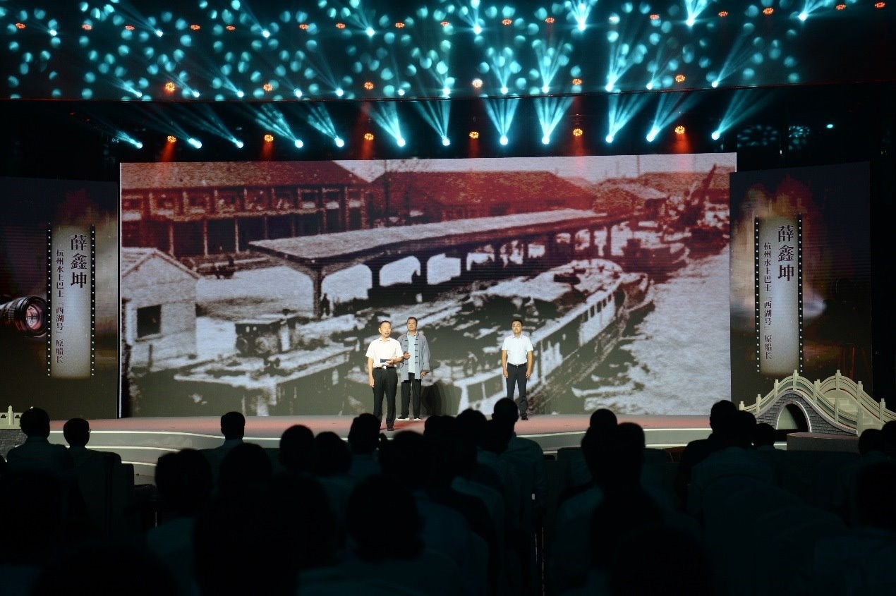 杭州水上巴士“西湖”號原船長薛鑫坤（左）、窯灣古鎮(zhèn)漁民藝術(shù)團團長沈召明（中）、港航潤楊6060貨船主楊杰偉（右）現(xiàn)場講述。