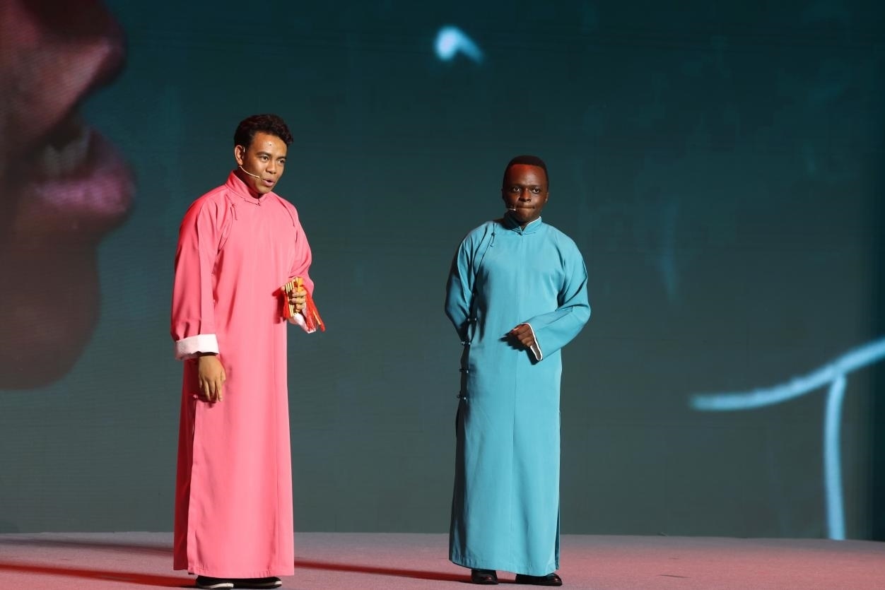 來自馬達加斯加的北京外國語大學教師唐磊（左）和來自肯尼亞的天津師范大學博士生孔愛凱（右）說唱大運河。