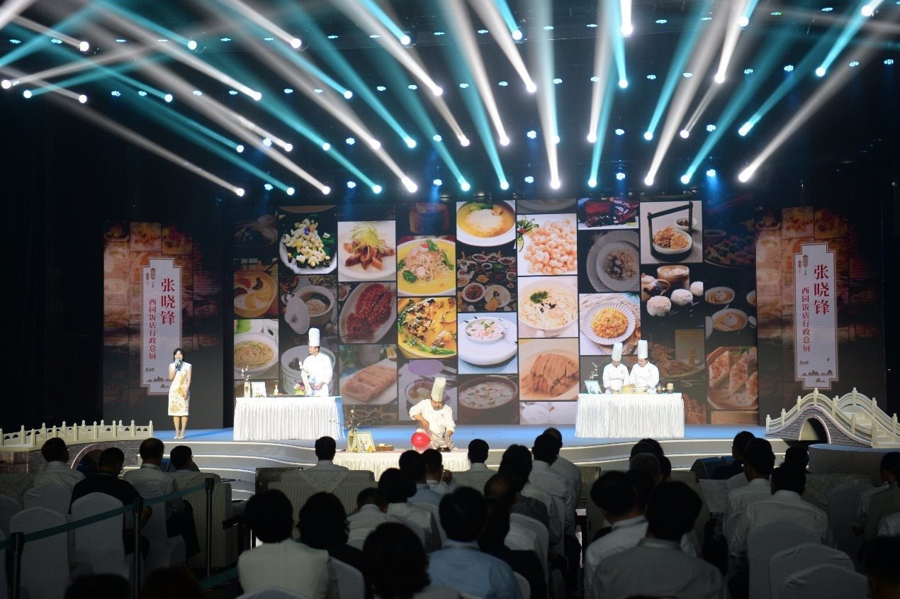 花園國際大酒店廚師長朱燾、西園飯店行政總廚張曉鋒、冶春面點總廚倪秋香、冶春面點制作技藝第五代傳人陳詩雅展示淮揚菜絕技。