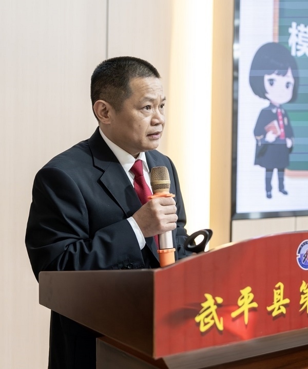 圖④：武平法院刑庭庭長候良石在模擬法庭后為學(xué)生上普法課。