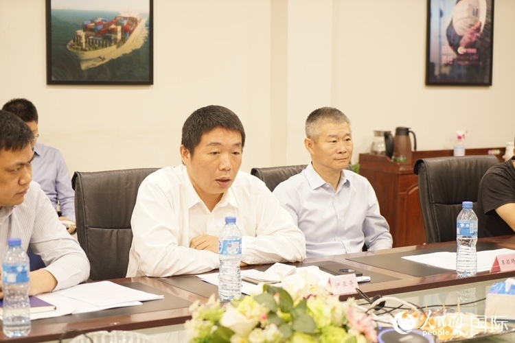 駐尼日利亞使館領僑處主任伊亞奇（中）講話。人民網(wǎng)記者 姜宣攝