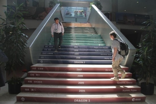 6月24日，在葡萄牙里斯本，與會(huì)者準(zhǔn)備走進(jìn)“龍計(jì)劃”五期總結(jié)研討會(huì)暨六期（2024-2028年）啟動(dòng)會(huì)會(huì)場(chǎng)。