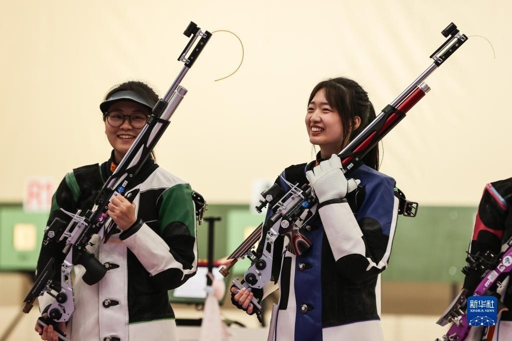 2023年9月24日，在杭州亞運會射擊項目女子10米氣步槍個人決賽中，中國選手黃雨婷以252.7環(huán)的成績獲得冠軍，韓佳予獲得亞軍，印度選手拉米塔獲得季軍。圖為黃雨婷（右）、韓佳予在比賽后。新華社記者 單宇琦 攝