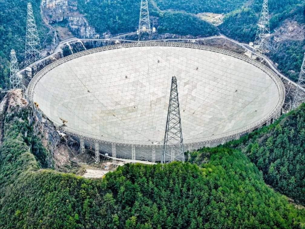 這是2024年2月26日拍攝的位于貴州的“中國(guó)天眼”（無人機(jī)全景圖片，維護(hù)保養(yǎng)期間拍攝）。新華社記者 歐東衢 攝