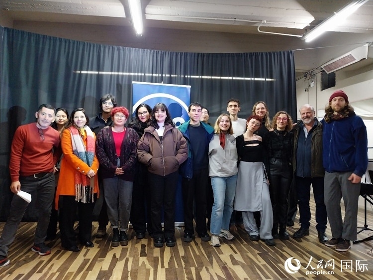 活動現場藝術家合影。人民網記者 許放攝